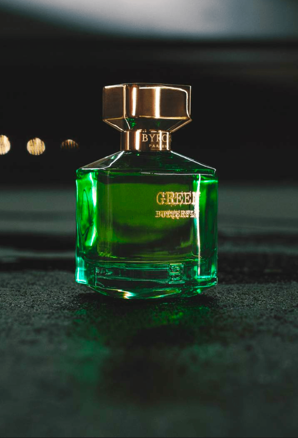 Flacon signature Sayel Parfumerie, présenté dans une lumière ambrée