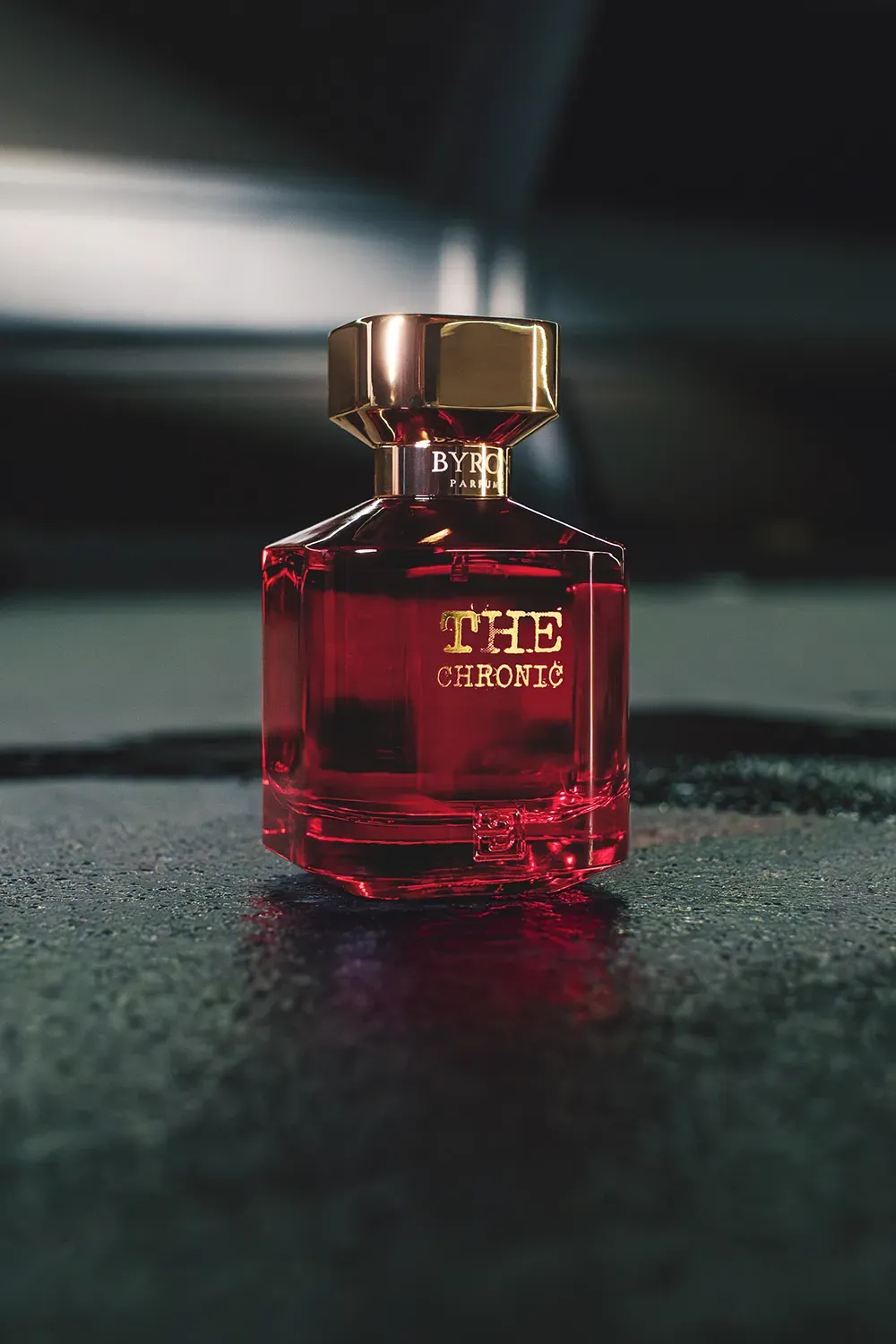 Flacon signature Sayel Parfumerie, présenté dans une lumière ambrée