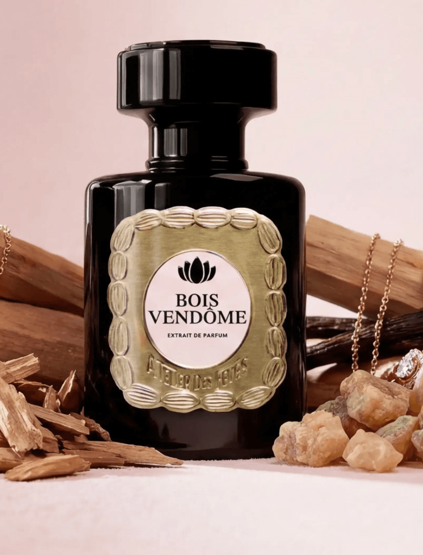 Flacon signature Sayel Parfumerie, présenté dans une lumière ambrée