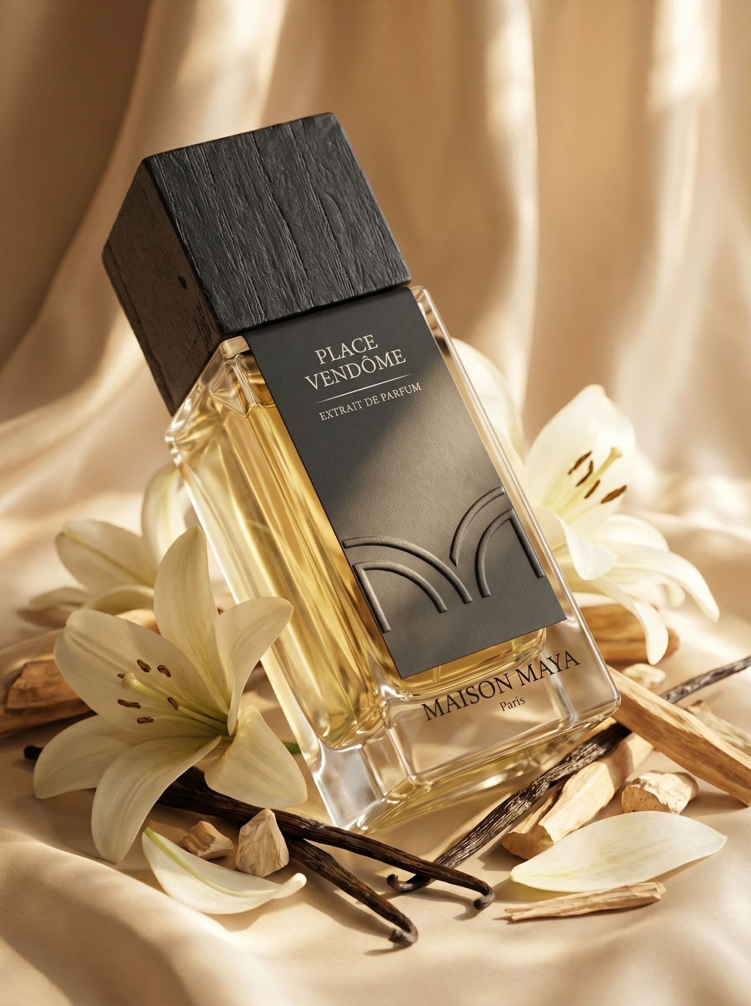 Flacon signature Sayel Parfumerie, présenté dans une lumière ambrée